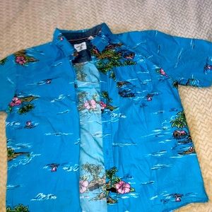 Button up shirt with Hawaii print style on it